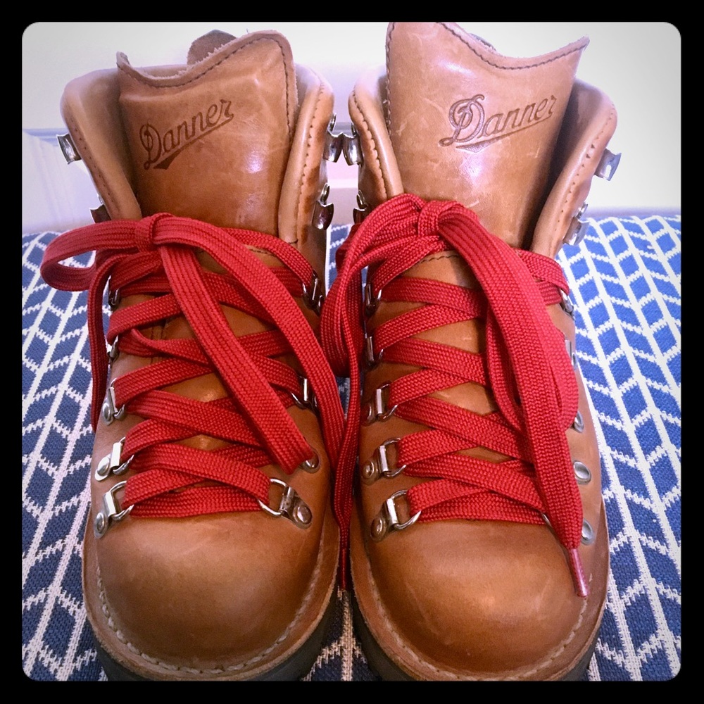 Danner Mtn Light Cascade (7.5 W) (Pending Sale)